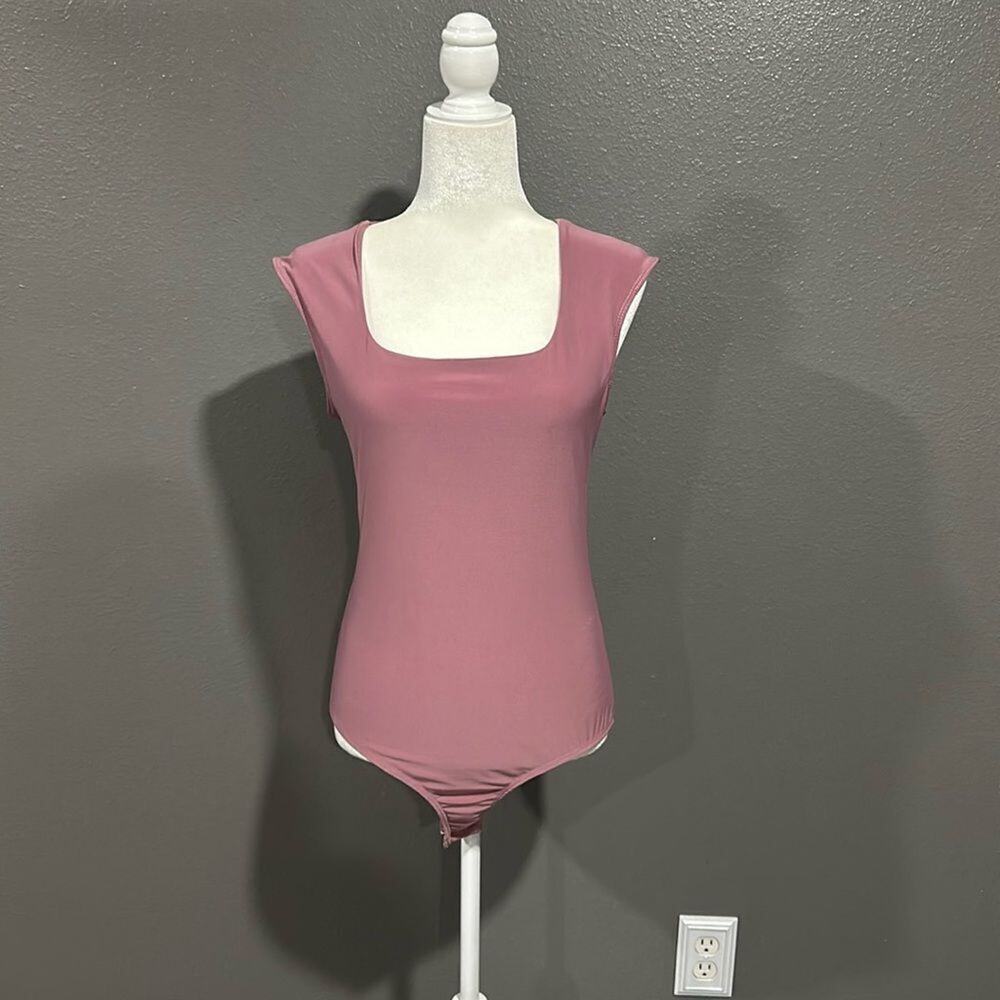 Gilli Cap Sleeve Square Neck Mauve Bodysuit M NWT